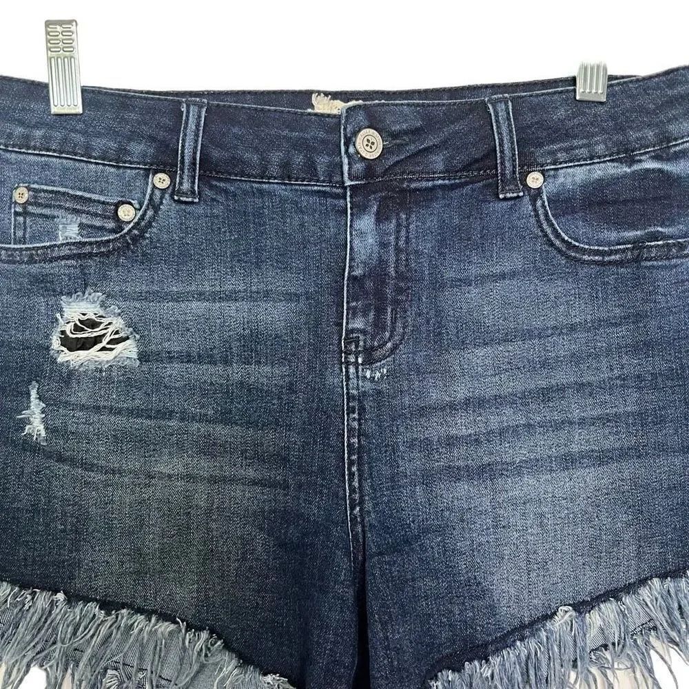 Altar’d State Fringe Distressed Denim Shorts Wash Chiara Size 28/7 - Picture 2 of 10